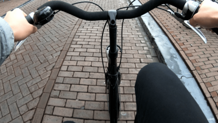 Een persoon fietst op een fietspad. 