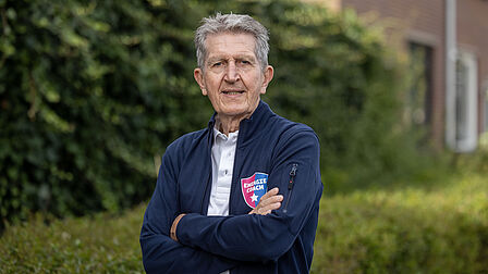 Op de foto staat een man