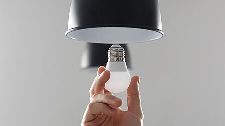 Op de foto zie je een lamp vervangen worden