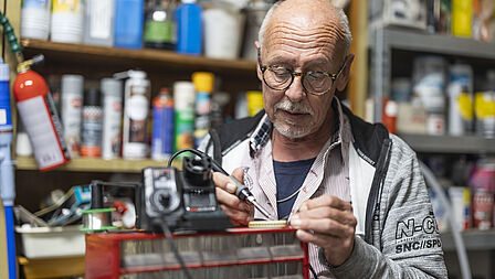  Arie Kruijswijk (69) is coördinator voor de drie Westlandse Repair Cafés