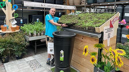 Een man poseert voor een plantenbak bij Intratuin 's-Gravenzande