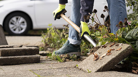 Een tegel wordt uit de grond gewipt voor het NK Tegelwippen